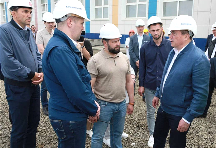Андрей Хапочкин принял участие в торжественной сдаче жильцам двух новых многоэтажных домов в Углегорском районе области