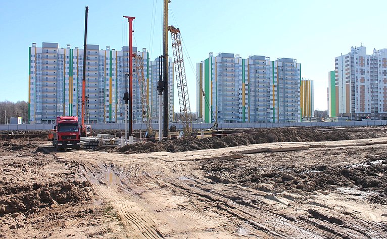 Николай Владимиров посетил строительную площадку будущей школы в микрорайоне «Солнечный»