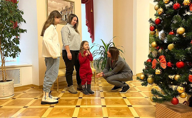 Юлия Лазуткина приняла участие в благотворительной предновогодней акции «Ёлка желаний»