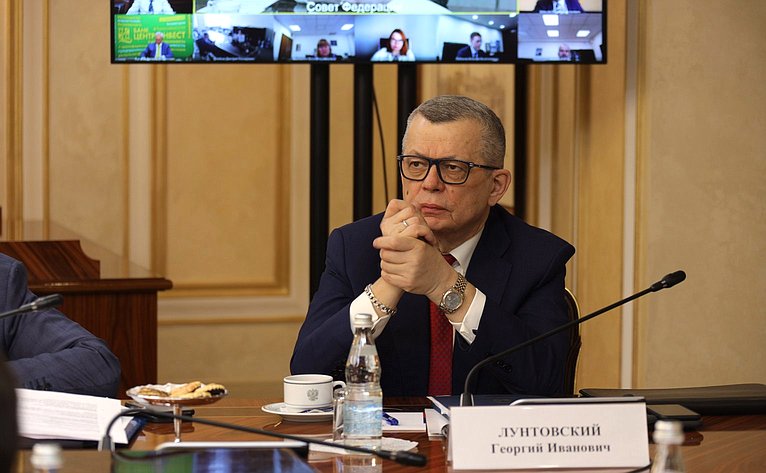 Встреча руководства верхней палаты парламента, Банка России, федеральных органов исполнительной власти и представителей региональных банков