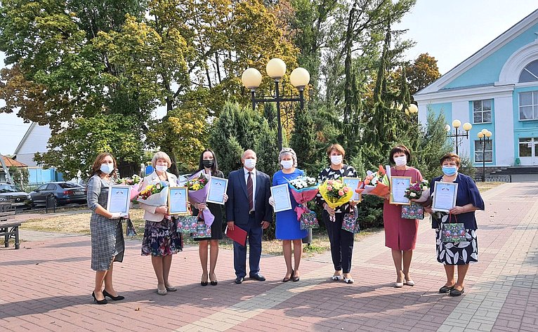 Сергей Лукин поздравил сотрудников детсадов с профессиональным праздником