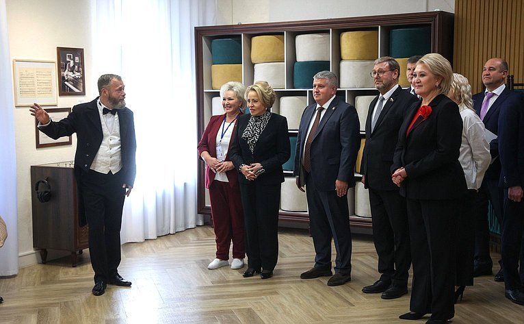В рамках работы Х Парламентского форума «Историко-культурное наследие России» в Великом Новгороде Валентина Матвиенко посетила детскую общеобразовательную школу имени Г.Р. Державина и Дом музыки имени С.В. Рахманинова