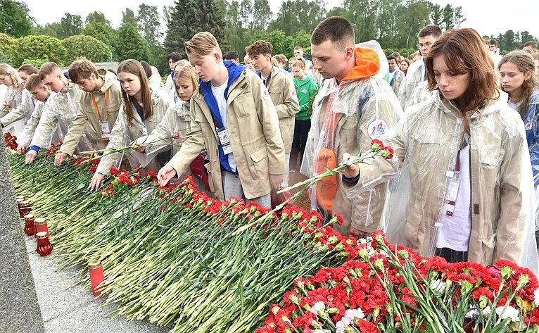 Участники проекта «Поезд Памяти» посетили Пискаревское мемориальное кладбище