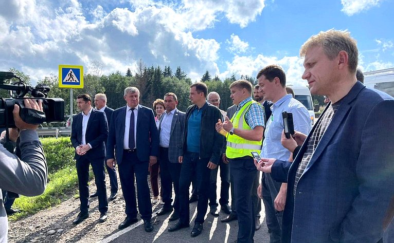 Виктор Новожилов вместе с губернатором Александром Цыбульским проинспектировал ход реконструкции моста через реку Вага в Вельском районе