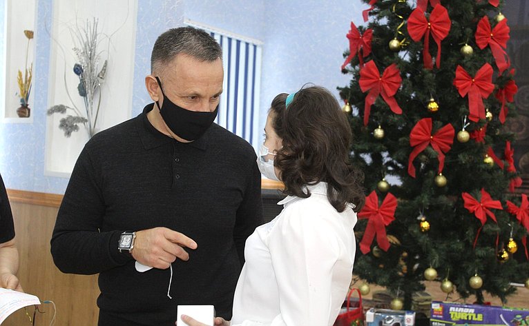 Сенатор Олег Алексеев поздравил с новогодними праздниками ребят, которым требуется особое внимание