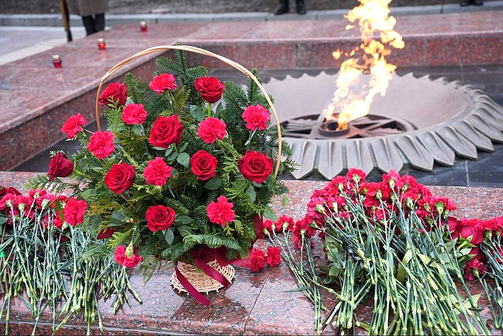 Сергей Рябухин принял участие в торжественном возложении цветов к мемориалу «Вечный огонь», посвященном Дню памяти неизвестного солдата в городе Ульяновске