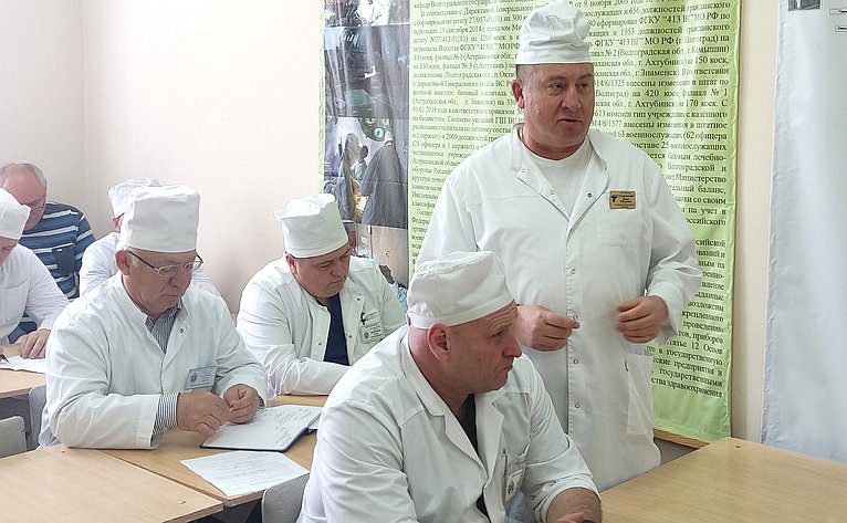 Сергей Горняков вручил Благодарность Председателя Совета Федерации начальнику ФГКУ «413 Военный госпиталь» Минобороны России (г. Волгоград) Расулу Мусаеву