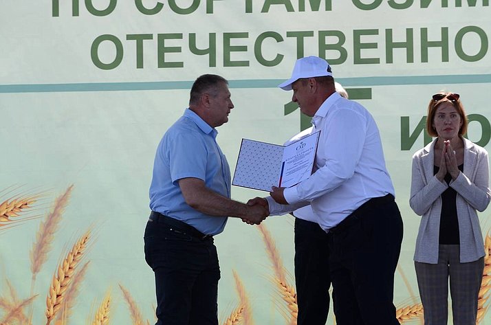 Николай Семисотов принял участие в Дне поля по сортам озимой пшеницы отечественной селекции, который состоялся в Волгоградской области