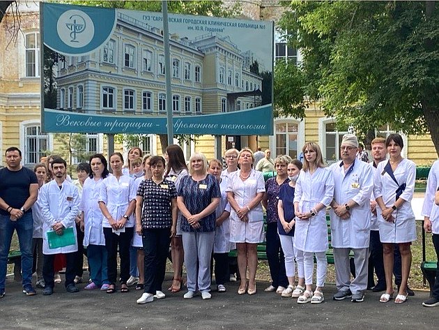 Олег Алексеев в ходе рабочей поездки в регион поздравил медицинских работников города Саратова с профессиональным праздником