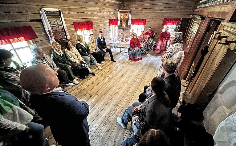 Сенаторы посетили музей деревянного зодчества «Малые Корелы»