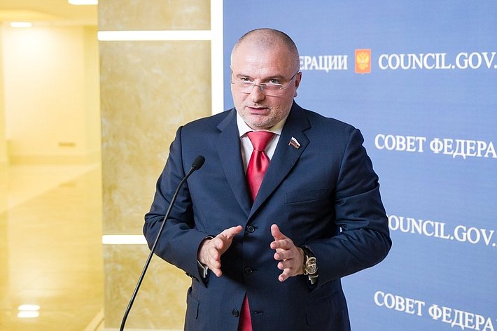 Андрей Клишас подход к прессе на 358 заседании Совета Федерации