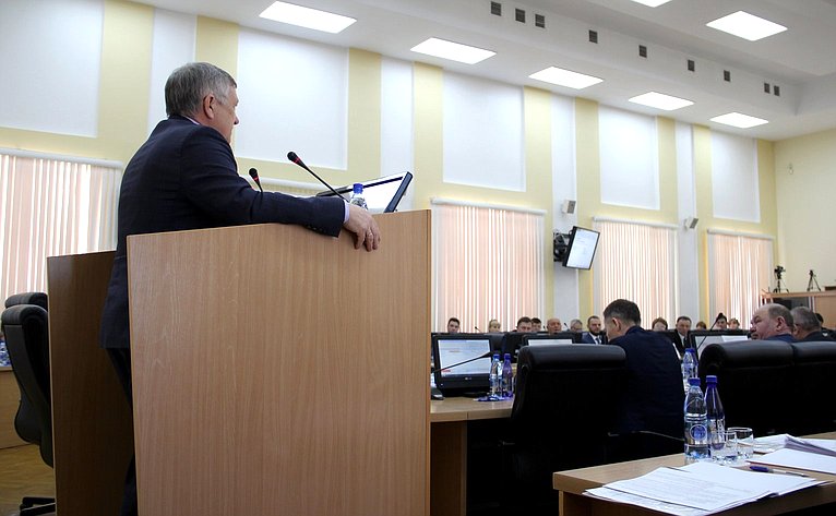 Сергей Михайлов выступил перед депутатами Заксобрания региона третьего созыва с информацией о своей деятельности в 2018–2019 годах