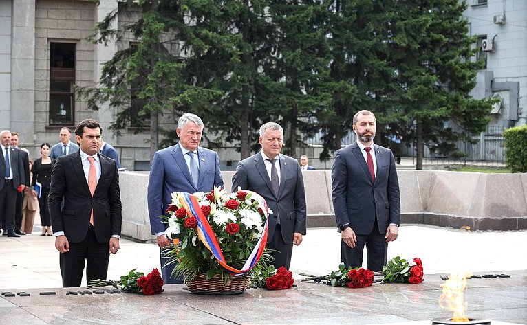 Парламентарии России и Армении приняли участие в церемонии возложения венка к мемориалу «Вечный огонь Славы» и почтили память павших минутой молчания
