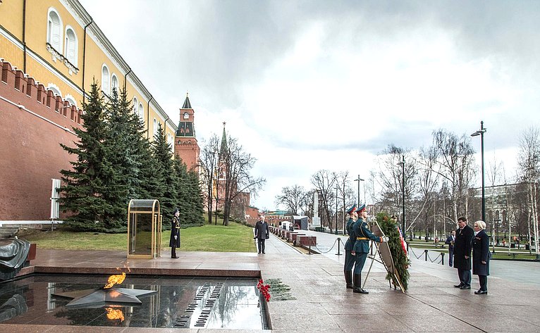 С. Цеков и О. Ковитиди возложили цветы к монументам городов-героев в Александровском саду