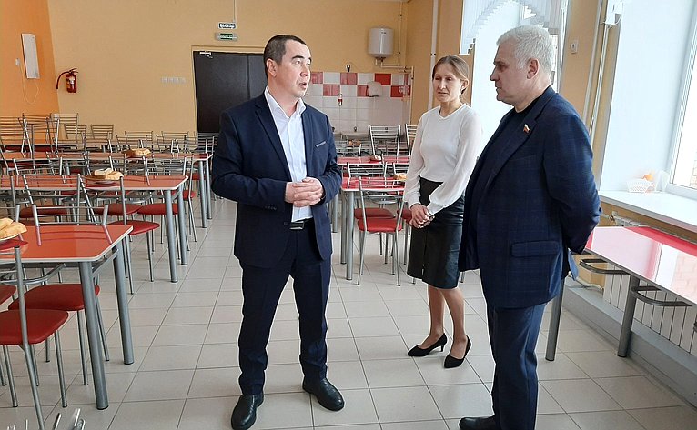 Сергей Мартынов в рамках работы в регионе ознакомился с ходом капитального ремонта школ в селе Зашижемье и деревне Лажъял