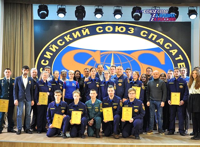 Андрей Хапочкин вручил медали и почетные грамоты за организацию гуманитарной помощи участникам специальной военной операции, патриотическую работу, активное участие в пропаганде безопасности