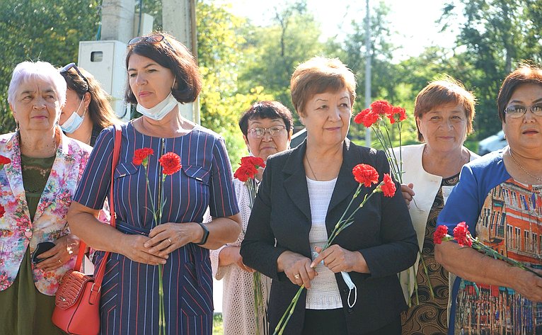 В День солидарности в борьбе с терроризмом в Горно-Алтайске возложили цветы к памятнику воинам-землякам, погибшим в локальных войнах Советского Союза и Российской Федерации