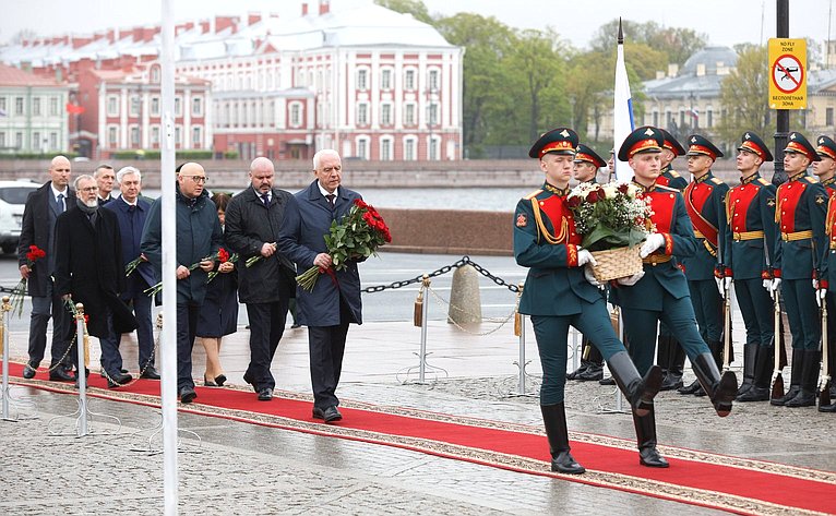 Церемония возложения цветов к памятнику Петру Первому на Сенатской площади