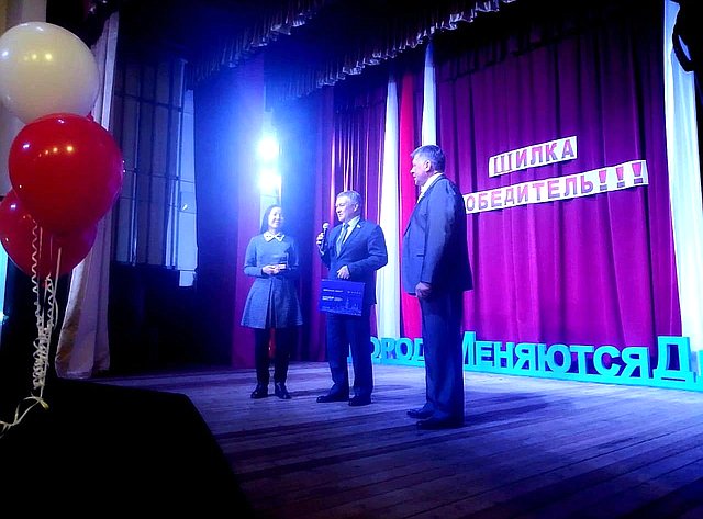 Сергей Михайлов вручил награду победителя конкурса малых городов России главе города Шилки