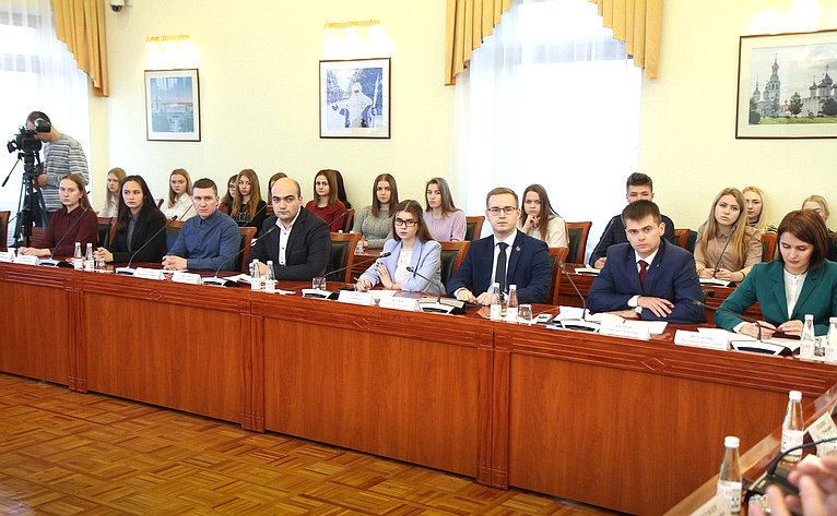 Заседание Дискуссионного клуба Молодежного парламента Вологодской области на тему «Бюджет региона: стабильный фундамент динамичного развития»