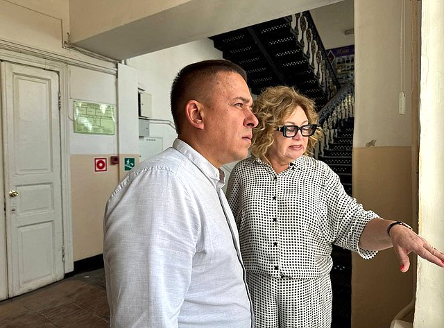 Айрат Гибатдинов проверил ход ремонта школ в Ульяновске