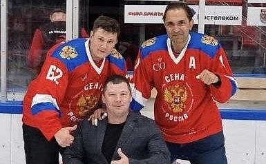 Сенаторы и представители правительства Саратовской области сразились на хоккейной площадке