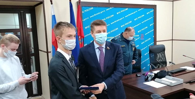 Андрей Шевченко вручил оренбургскому школьнику памятную медаль Совета Федерации «За проявленное мужество»