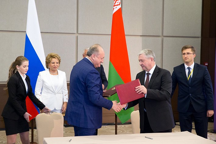 Подписание соглашений в рамках Второго форума регионов России и Беларуси
