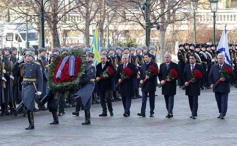 Участие сенаторов РФ в возложении венков и цветов к могиле Неизвестного солдата