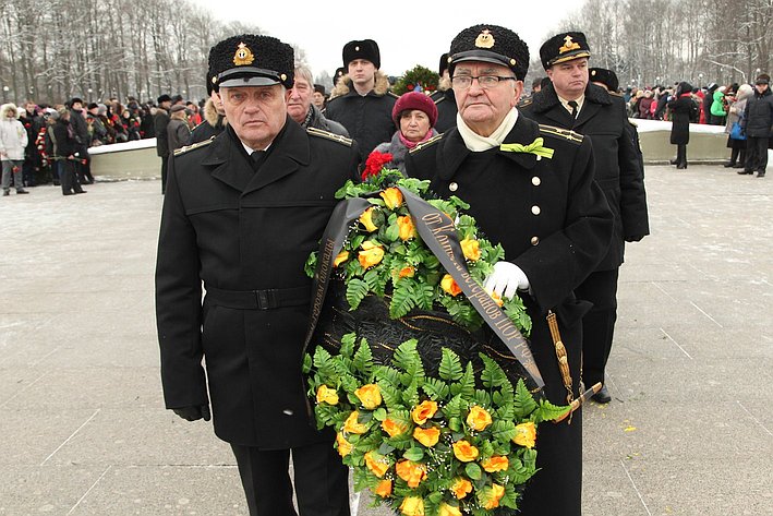 Церемония возложения венков на Пискаревском кладбище по случаю 71-й годовщины снятия блокады Ленинграда