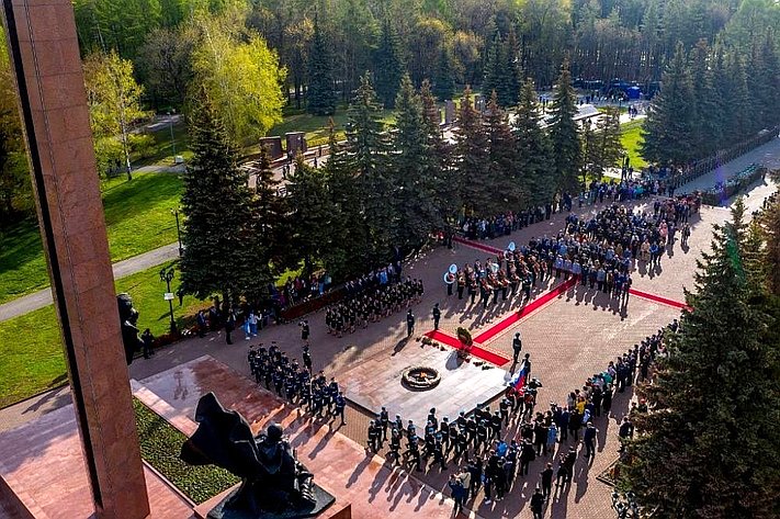 Лилия Гумерова в уфимском парке Победы приняла участие в торжественной церемонии, посвященной 77-й годовщине Победы в Великой Отечественной войне