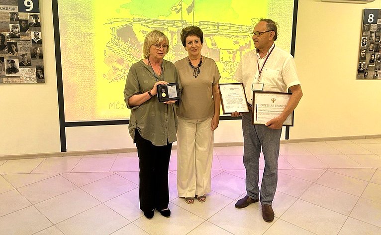Екатерина Алтабаева вручила Почётную грамоту коллективу Музейного историко-мемориального комплекса «35-я береговая батарея»