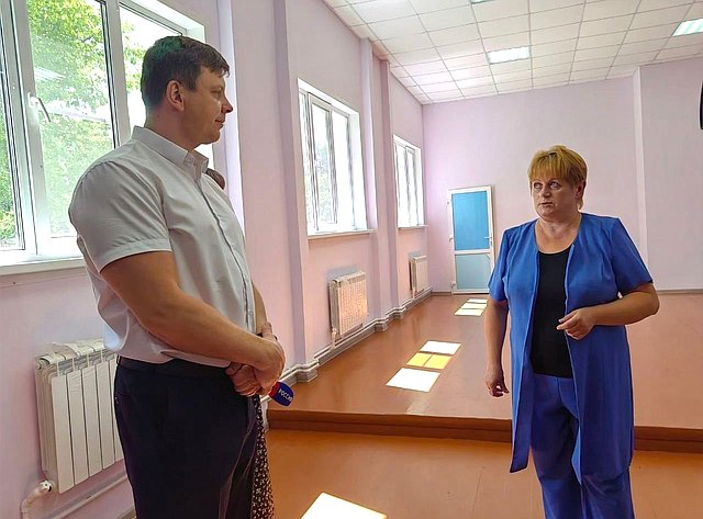 Артем Малащенков посетил сельский дом культуры в Монастырщинском районе