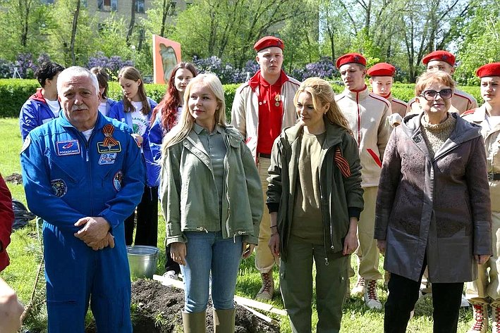 Дарья Лантратова приняла участие в патриотической акции «Сад Памяти», поздравила фронтовика и передала билет на Парад Победы ветерану-блокаднице