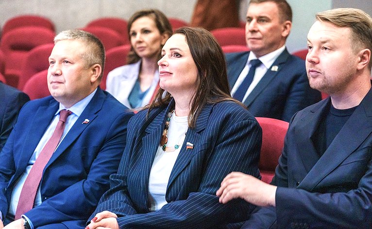Сенаторы посетили Школу креативных индустрий на базе Окружного Дома народного творчества и Центр народных художественных промыслов и ремесел