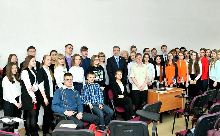 Алексей Костюков в ходе рабочей поездки в регион встретился с учениками школ и гимназий Великого Новгорода