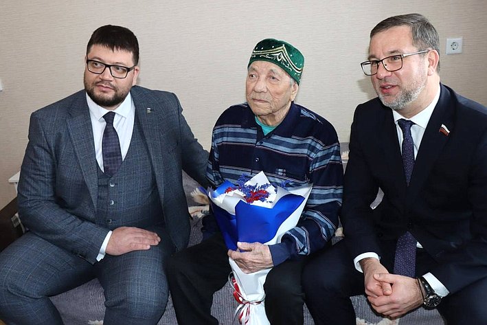 Николай Владимиров навестил 105-летнего ветерана Ивана Васильевича Ермолаева