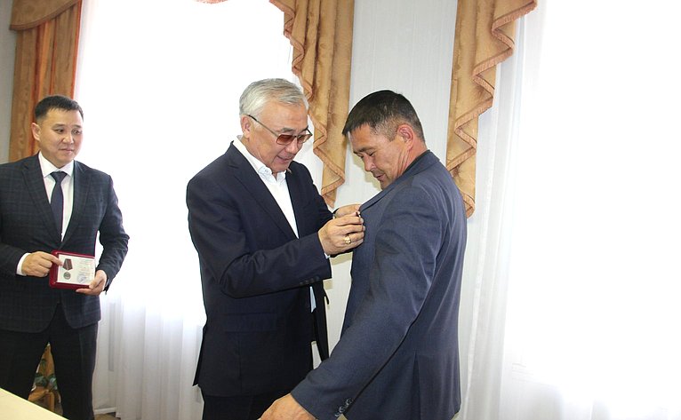 Баир Жамсуев в рамках работы в регионе встретился с представителями Агинского отделения Всероссийской общественной организации ветеранов «Боевое братство»