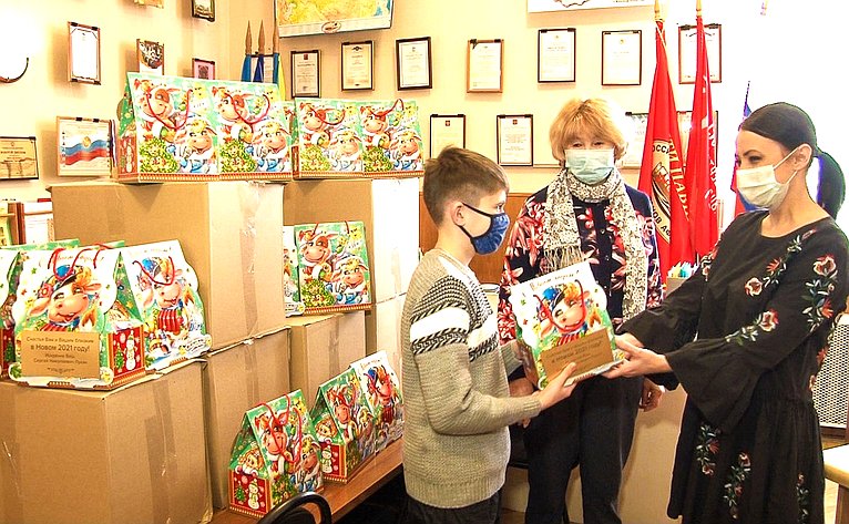 В предпраздничные дни 75 новогодних подарков от Сергея Лукина вручили детям павших воинов