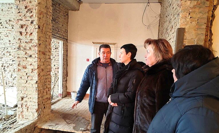 Ирина Рукавишникова проконтролировала ход капитального ремонта школы и провела встречу с педагогическим сообществом