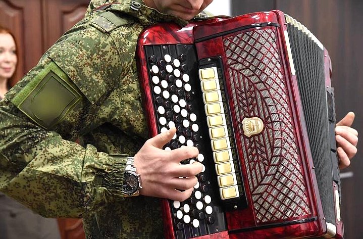 Александр Брыксин подарил музыкантам военного оркестра баян