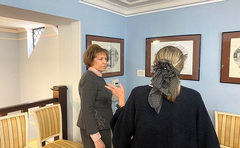 Людмила Скаковская посетила выставку в Доме поэзии