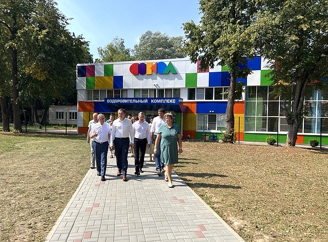 Анатолий Артамонов посетил детский лагерь «Сокол», на базе которого проводится первая межрегиональная ИТ-смена