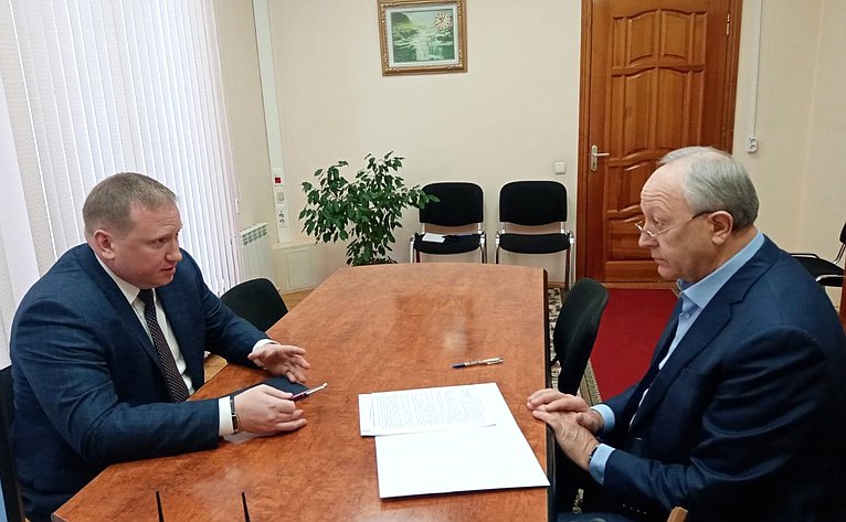 Валерий Радаев провел встречу с начальником регионального штаба «ЮНАРМИИ» Антоном Демченко