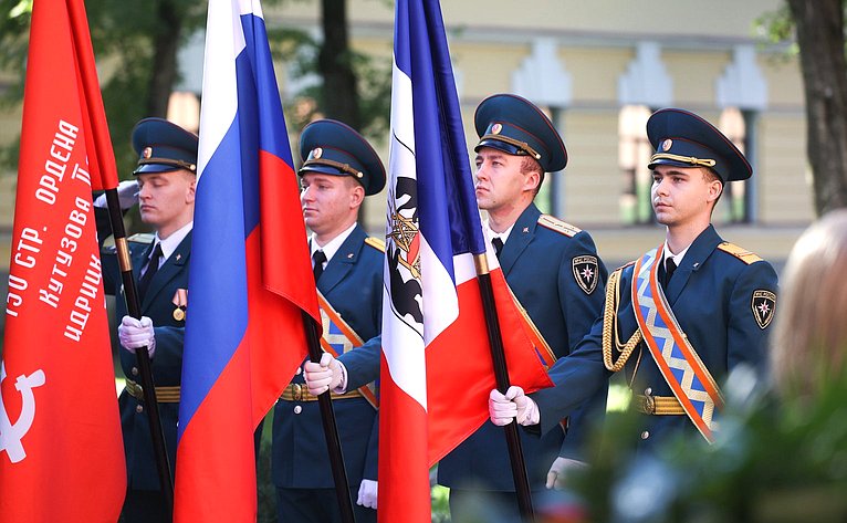 Председатель Совета Федерации Валентина Матвиенко и врио губернатора Новгородской области Александр Дронов возложили венки к Мемориалу «Вечный огонь славы»