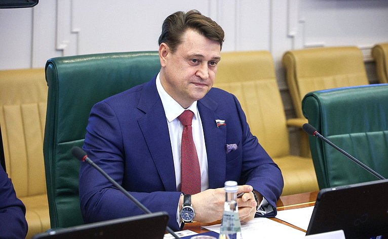 Олег Голов