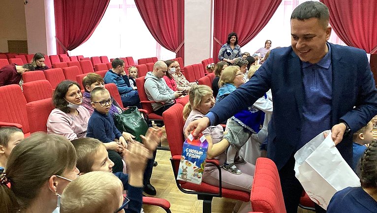 Айрат Гибатдинов поздравил детей Ульяновской области с наступающим Новым годом
