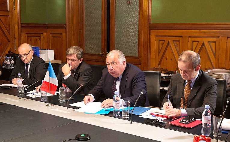 В. Матвиенко и Председатель Сената Парламента Франции Ж. Ларше обсудили межпарламентское сотрудничество