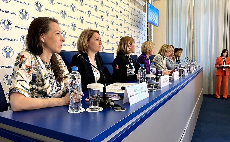 Татьяна Сахарова провела тематическую сессию в рамках Первого форума женщин Севера, Сибири и Дальнего Востока