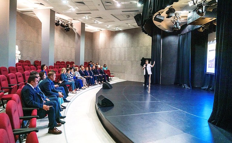 Сенаторы посетили Школу креативных индустрий на базе Окружного Дома народного творчества и Центр народных художественных промыслов и ремесел